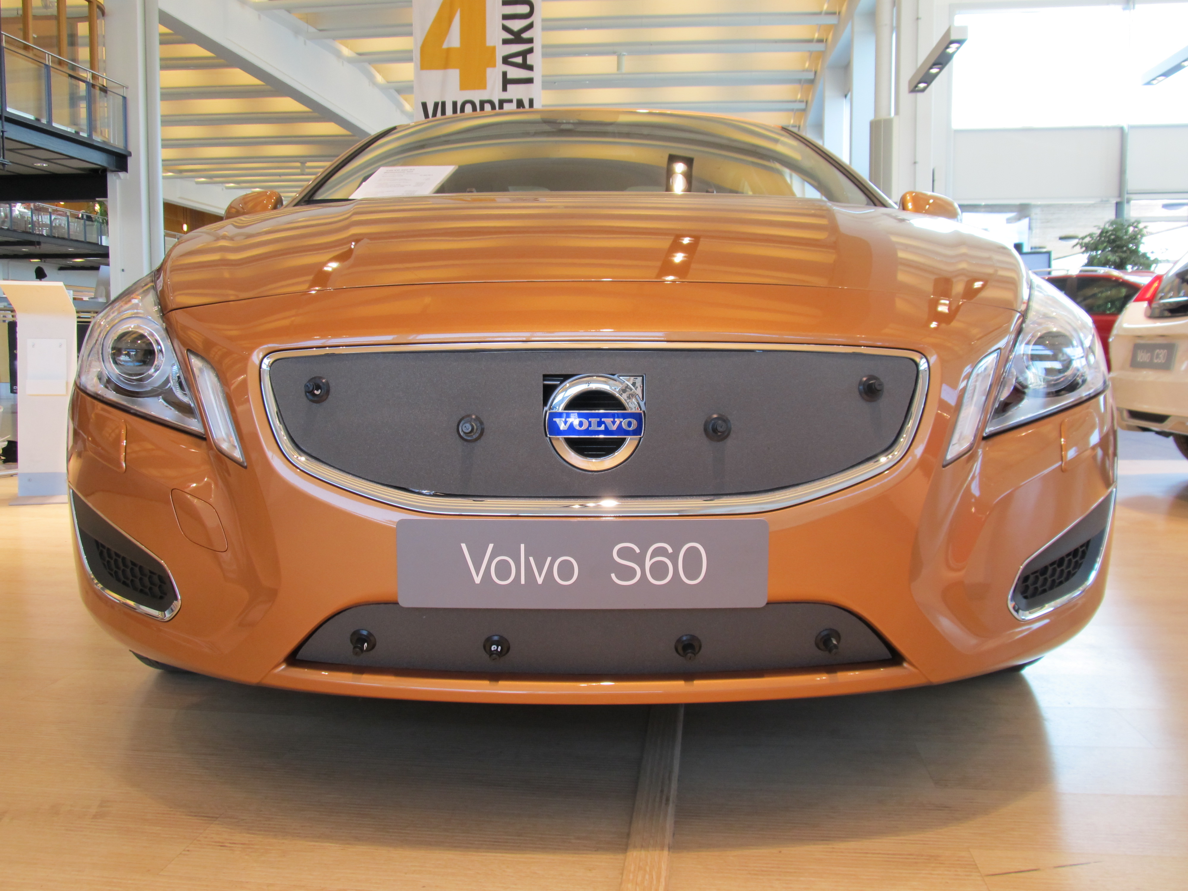 Maskisuoja Volvo S60/V60, osittain umpinainen säleikkö (Kopio)