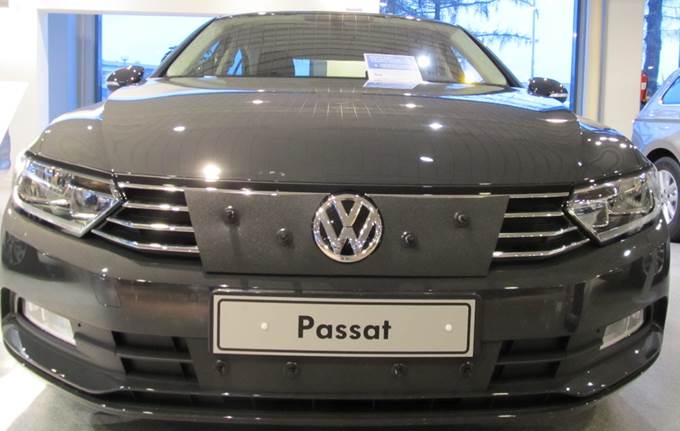 Maskisuoja Volkswagen Passat 2015- (kapean mallinen suoja)