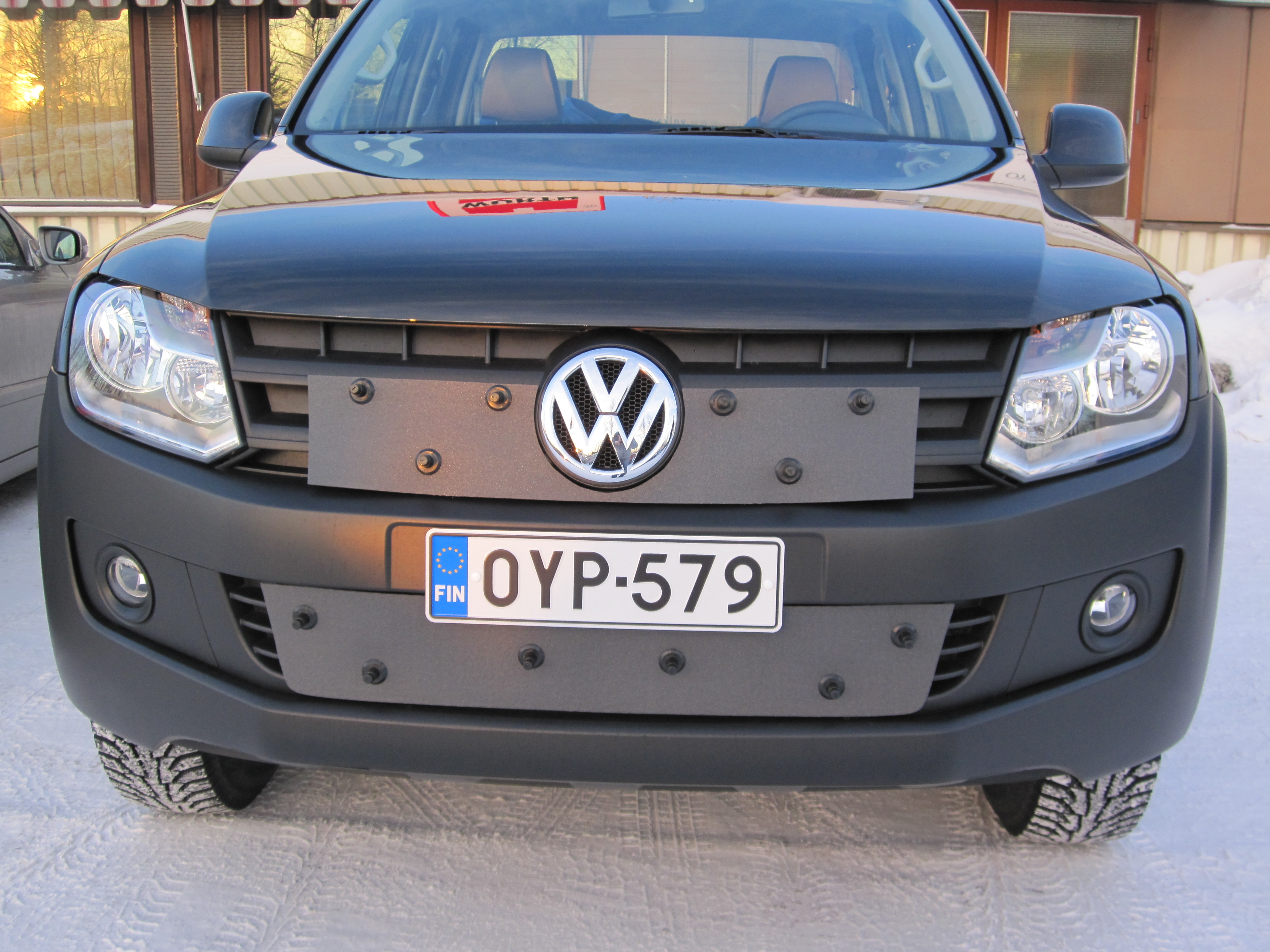 Maskisuoja Volkswagen Amarok 11-16 Huom!Vain musta puskuri!