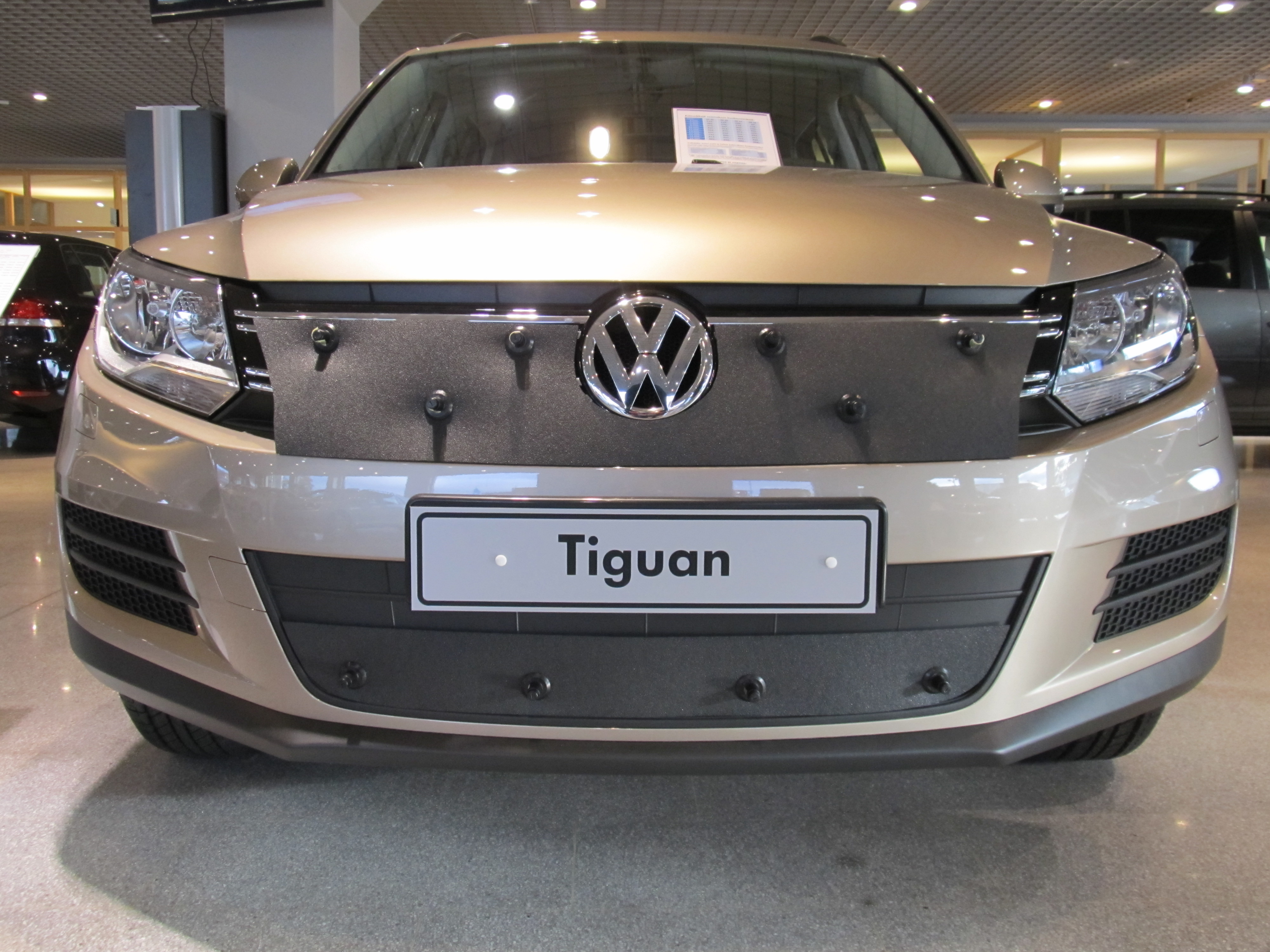 Maskisuoja Volkswagen Tiquan T&F 08-10 (Kopio)